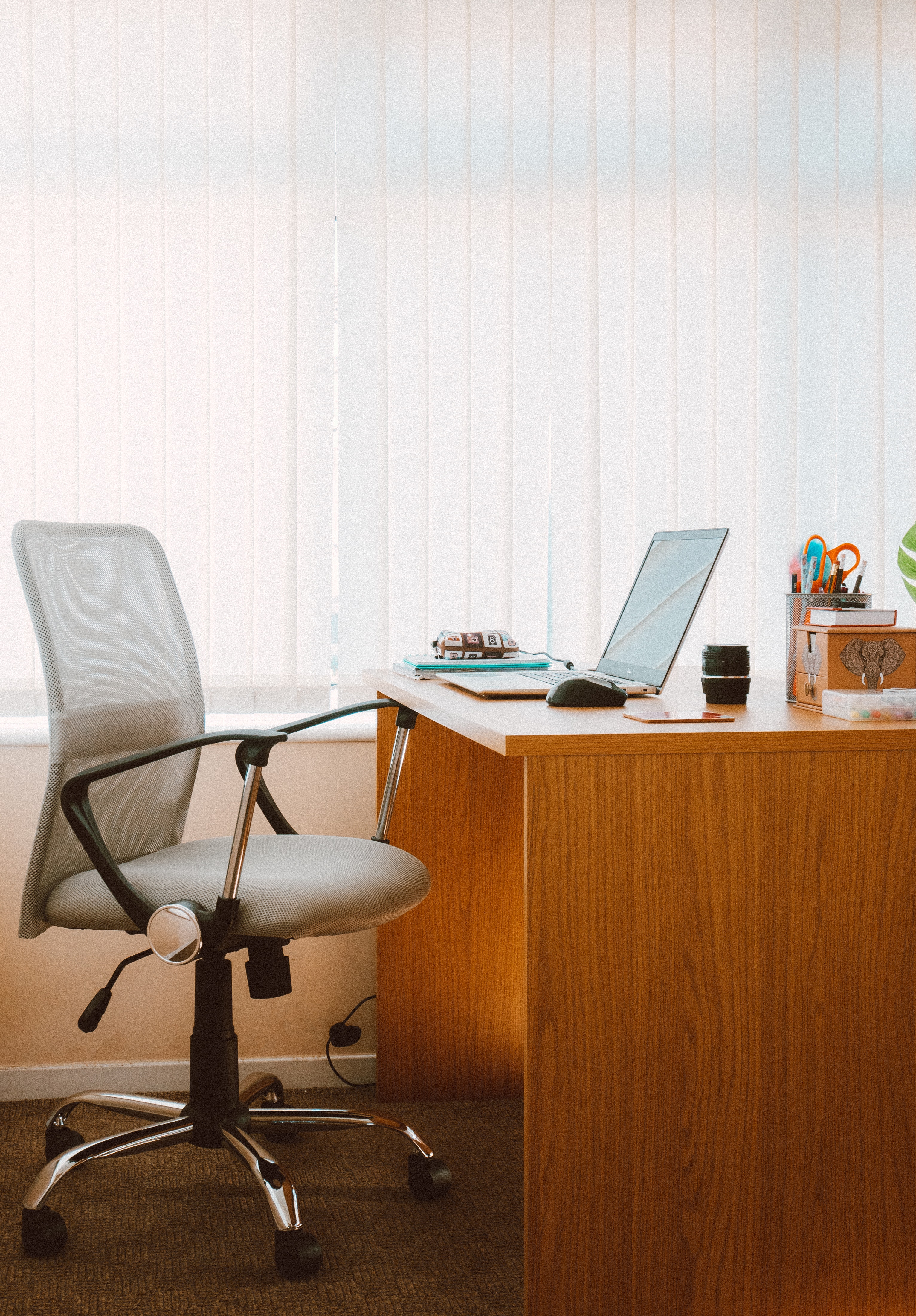 office-chair-and-desk-1957477